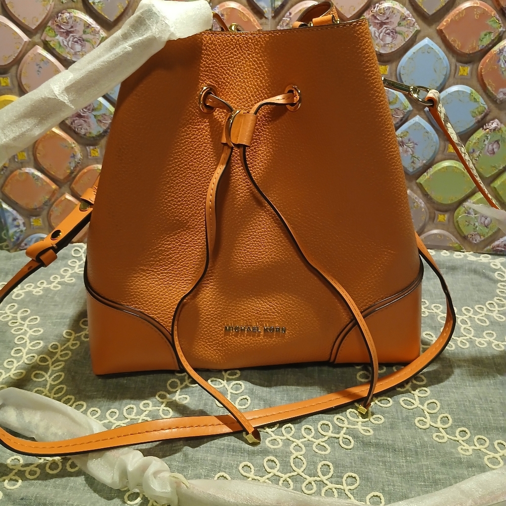 Micheal Kors Mercer Gallery Orange Medium Bucket Bad